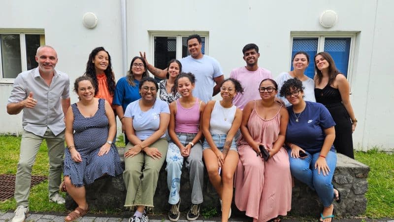 Groupe de stagiaires avec Yoann Briand après une session de formation en santé mentale à La Réunion